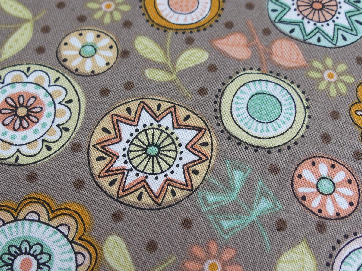 Patchworkstoff aus der Serie Doodle Days mit Kreisen und Blumen Detailansicht